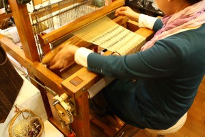 はた織りの様子