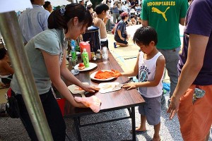 うちわに手形を押す子供