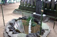 富士山の噴火口を現した岩穴