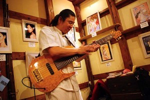 6弦ベースライブ 6弦ベースライブ