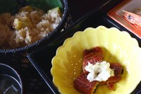 長芋の添えられた鰻