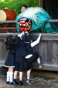 獅子舞と子供たち 獅子舞と子供たち