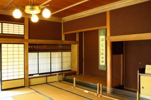 絞り丸太の床柱のある部屋