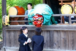 獅子舞と子供たち 獅子舞と子供たち