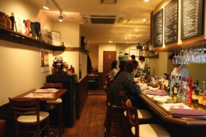 真鍮のカウンターのある店内