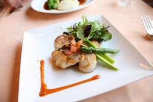 スズキと帆立貝のポアレ　ラタトゥイユ添え