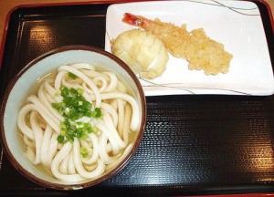 冷かけうどんとエビと玉子の天ぷら
