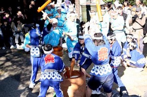 餅をつく子供達