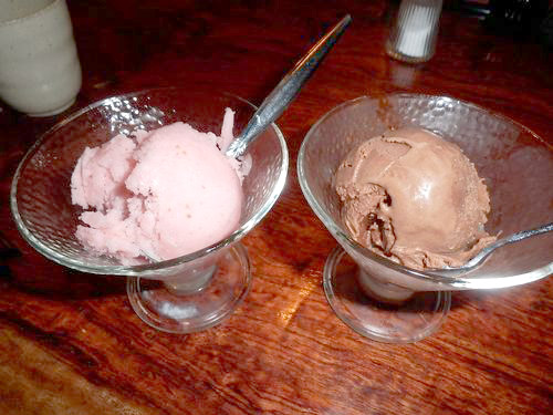 チョコレートアイスクリームといちごシャーベット